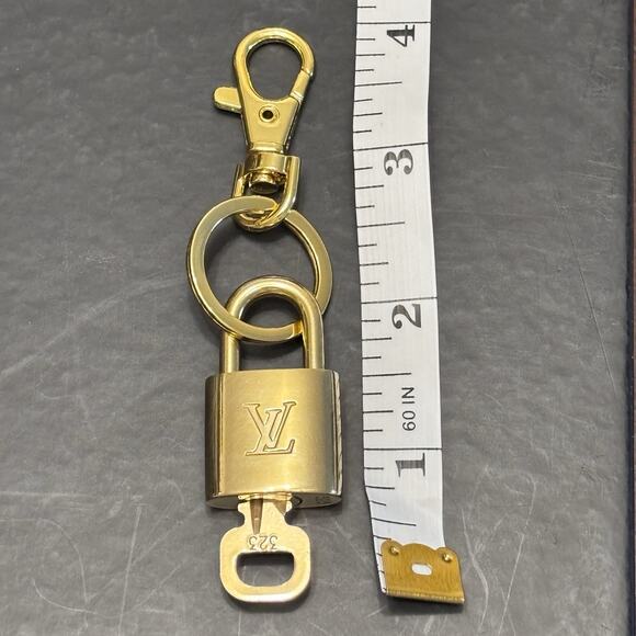 Authentic Louis Vuitton Brass Lock&key #323 W/ New Unbranded Gold Tone Key Chain - Picture 6 of 7